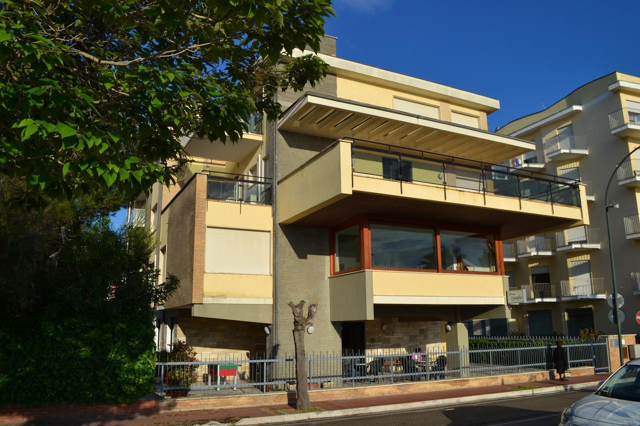 Albergo Quaglia โรเซโต เดญา อาบรูซซี ภายนอก รูปภาพ